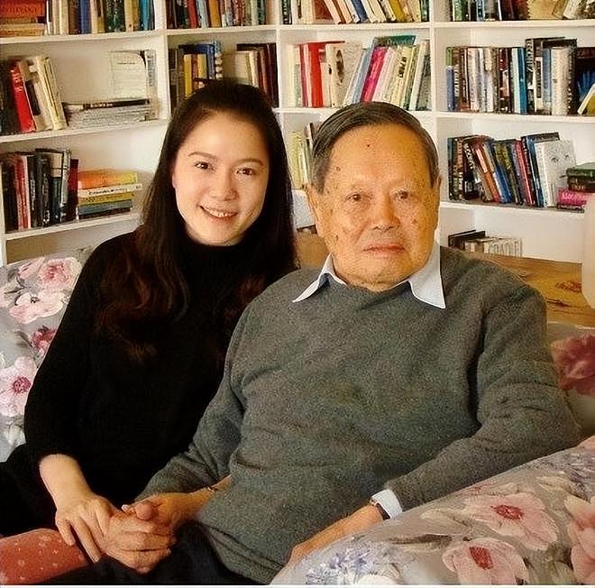 杨振宁去世5个月后,49岁翁帆现状:剪了头发染了色,仍独居国内(组图) - 10
