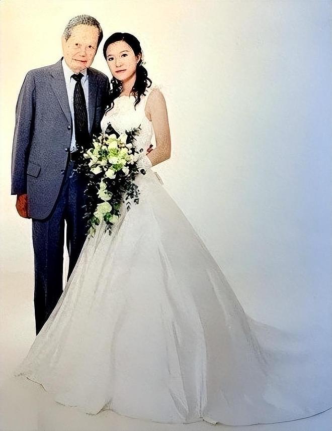 杨振宁去世5个月后,49岁翁帆现状:剪了头发染了色,仍独居国内(组图) - 11