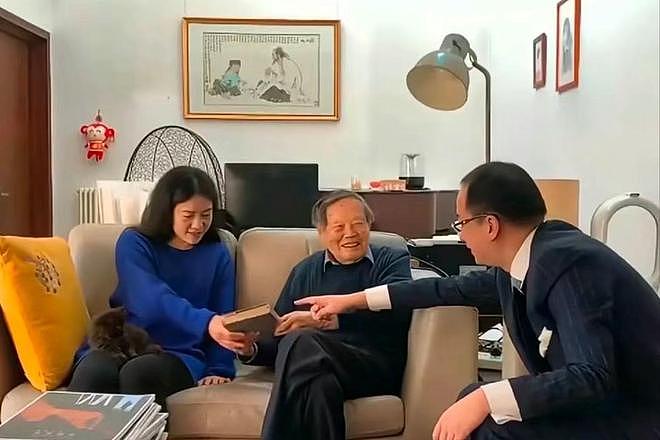 杨振宁去世5个月后,49岁翁帆现状:剪了头发染了色,仍独居国内(组图) - 12