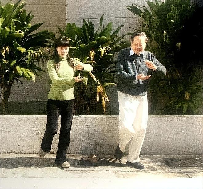 杨振宁去世5个月后,49岁翁帆现状:剪了头发染了色,仍独居国内(组图) - 13