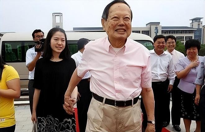 杨振宁去世5个月后,49岁翁帆现状:剪了头发染了色,仍独居国内(组图) - 14