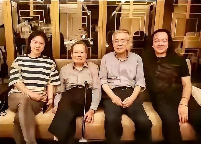 杨振宁去世5个月后,49岁翁帆现状:剪了头发染了色,仍独居国内(组图) - 15