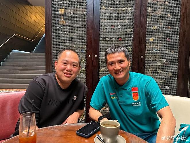 李平康与邵佳一喝咖啡：这届国足纪律严明，三点一线不能外出（组图） - 1
