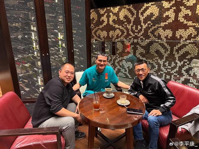 李平康与邵佳一喝咖啡：这届国足纪律严明，三点一线不能外出（组图） - 2