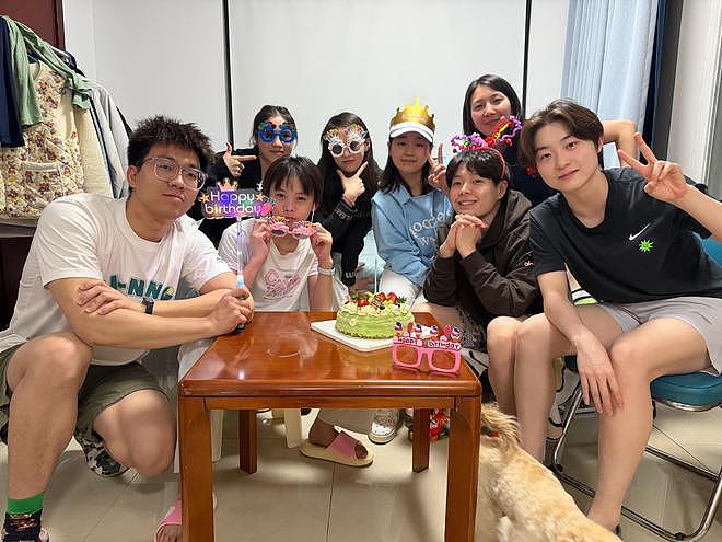 排面!全红婵晒19岁庆生照:跳水奥运冠军集体亮相,杨倩也出席(组图) - 1