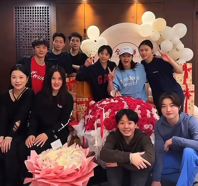 排面!全红婵晒19岁庆生照:跳水奥运冠军集体亮相,杨倩也出席(组图) - 2