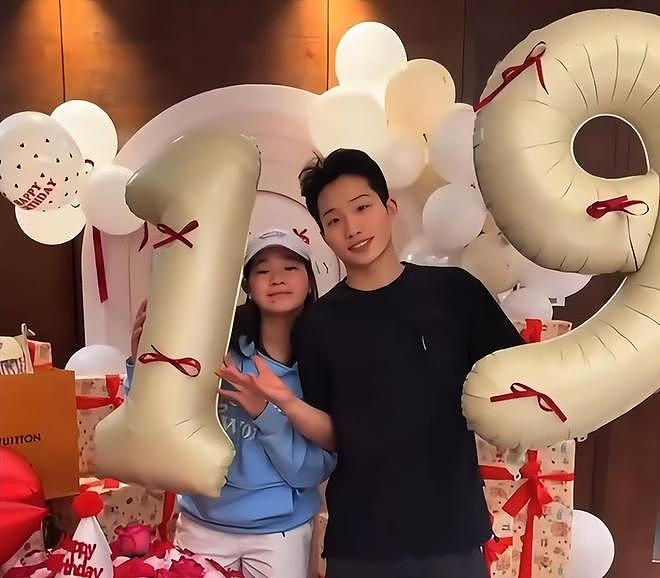 排面!全红婵晒19岁庆生照:跳水奥运冠军集体亮相,杨倩也出席(组图) - 5