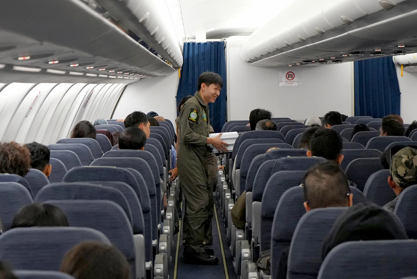 途中遇不明飞行物、带200+同胞穿越危险空域...新加坡空军亲述中东撤侨内幕！（组图） - 8