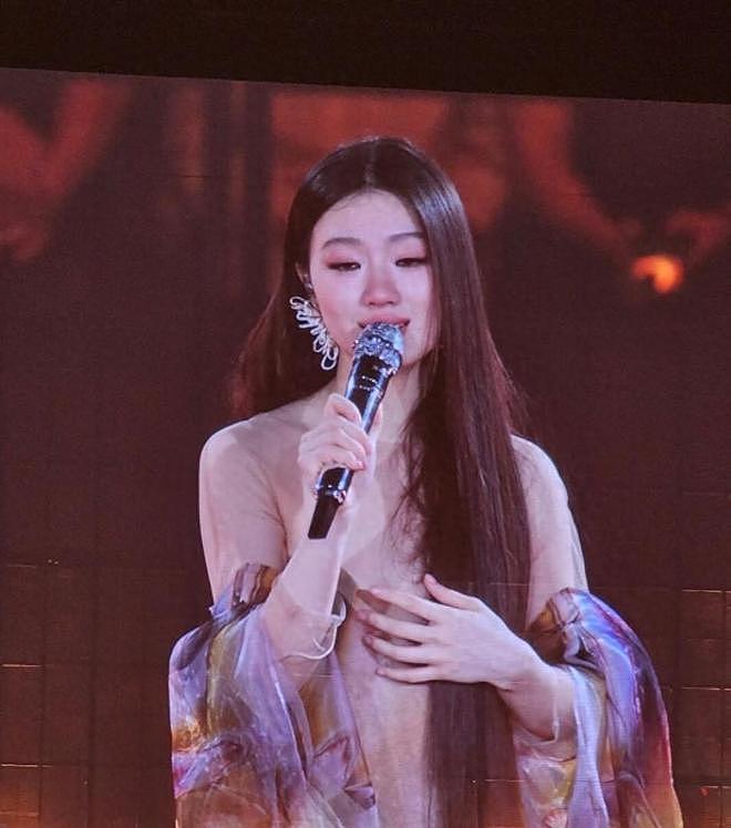 陈奕迅现身单依纯深圳演唱会,表情引人注意,杨千嬅陈辉阳也在 - 1