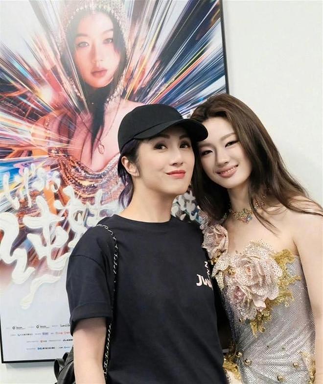 陈奕迅现身单依纯深圳演唱会,表情引人注意,杨千嬅陈辉阳也在 - 6