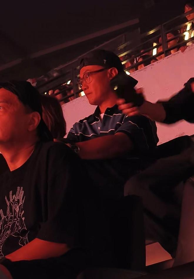 陈奕迅现身单依纯深圳演唱会,表情引人注意,杨千嬅陈辉阳也在 - 9