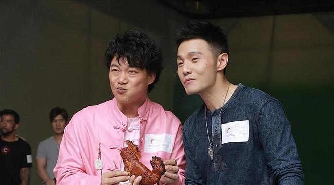 陈奕迅现身单依纯深圳演唱会,表情引人注意,杨千嬅陈辉阳也在 - 13