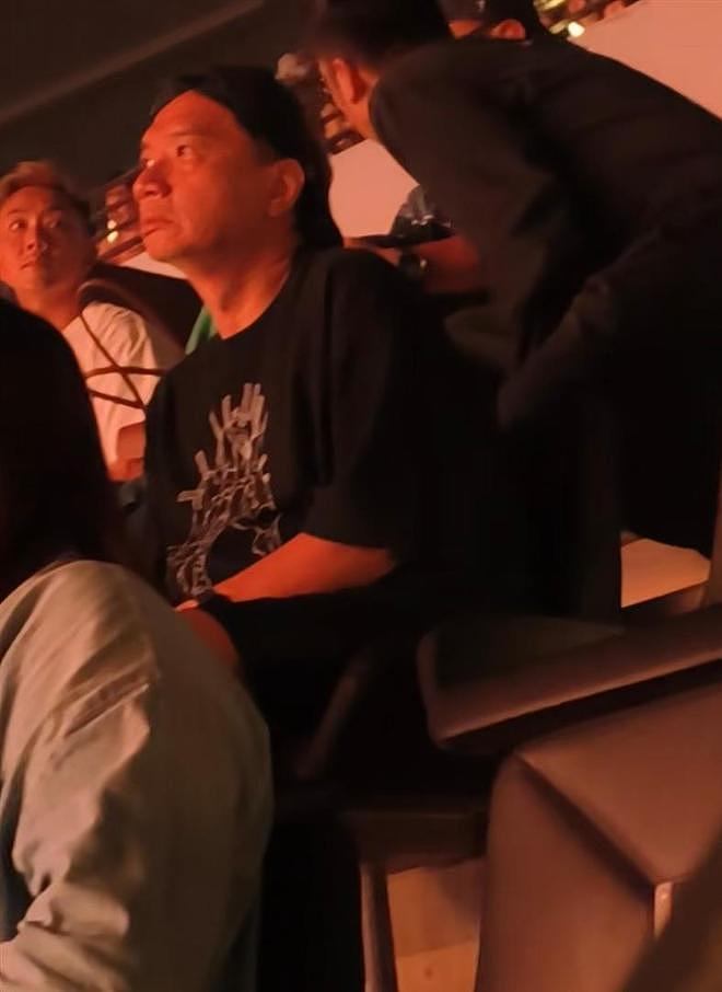 陈奕迅现身单依纯深圳演唱会,表情引人注意,杨千嬅陈辉阳也在 - 20
