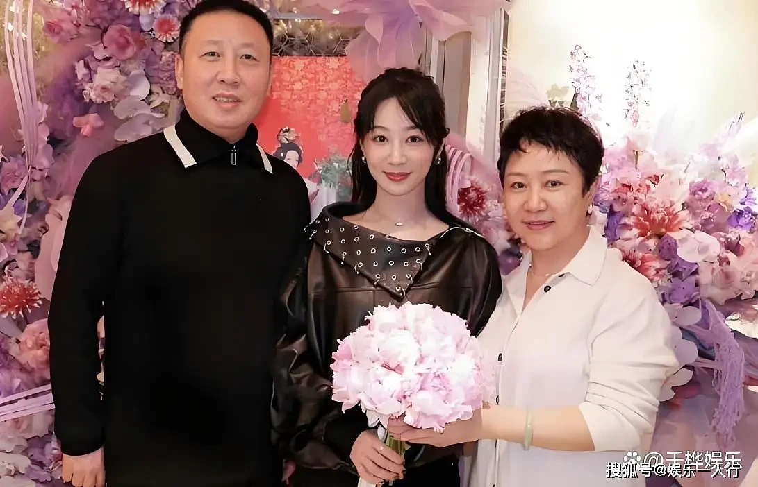 杨紫33岁生日全家福曝光！网友惊呼她和妈妈...（组图） - 1
