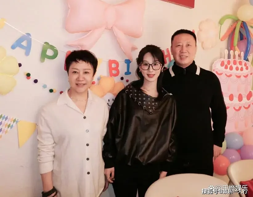 杨紫33岁生日全家福曝光！网友惊呼她和妈妈...（组图） - 2