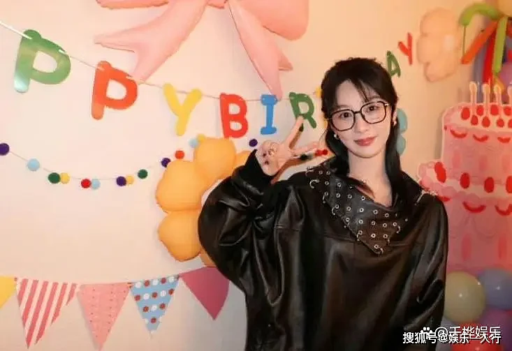 杨紫33岁生日全家福曝光！网友惊呼她和妈妈...（组图） - 3