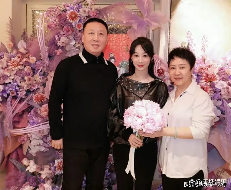 杨紫33岁生日全家福曝光！网友惊呼她和妈妈...（组图） - 4