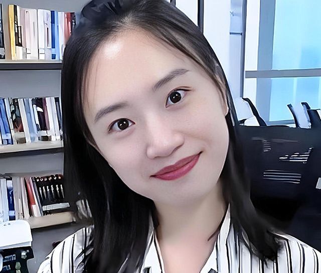 张雪峰女儿一句话看哭网友:遗孀付幸却沉默,两任妻子都不说话!(组图) - 3