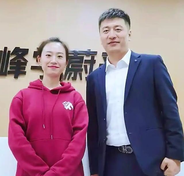 张雪峰女儿一句话看哭网友:遗孀付幸却沉默,两任妻子都不说话!(组图) - 4