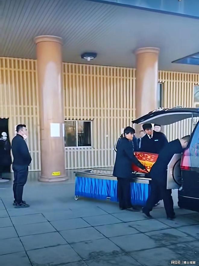 张雪峰棺木由手推车转运，现场画面流出！前妻和现任妻子难掩悲痛（组图） - 5