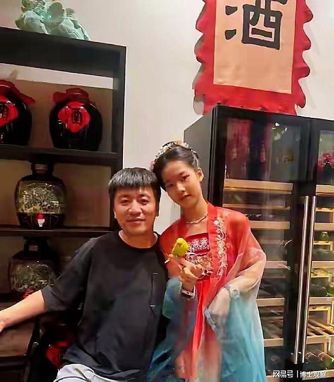 张雪峰棺木由手推车转运，现场画面流出！前妻和现任妻子难掩悲痛（组图） - 8