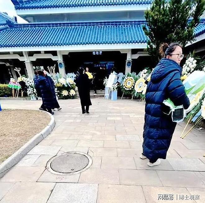 张雪峰棺木由手推车转运，现场画面流出！前妻和现任妻子难掩悲痛（组图） - 9