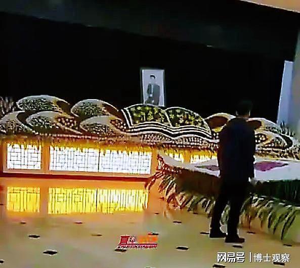 张雪峰棺木由手推车转运，现场画面流出！前妻和现任妻子难掩悲痛（组图） - 10