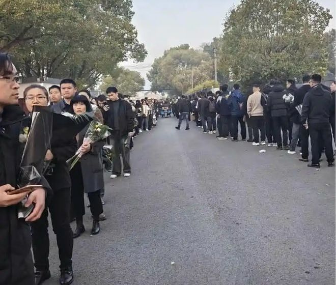 看了张雪峰万人追悼会，才明白他的离去意味着什么…… - 2