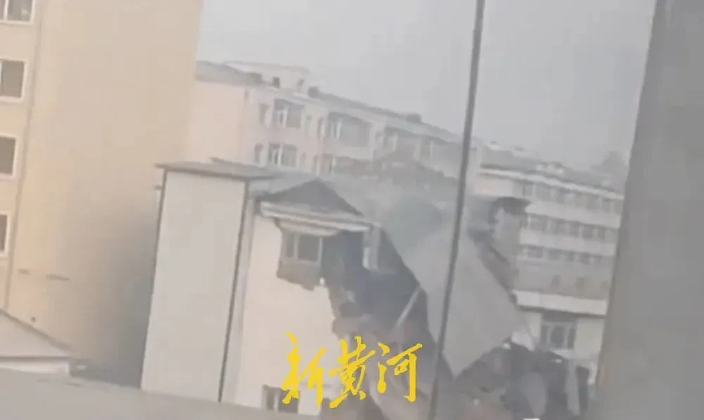黑龙江一建筑物坍塌，目击者：从三楼直接塌到一楼（组图） - 2