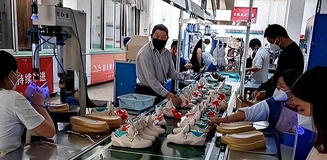 利润翻24倍!揭秘带货直播间大牌清仓黑幕,仍有消费者前赴后继争购 - 1