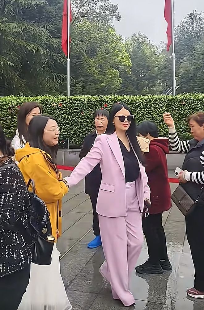 王诗龄母女韶山献花!李湘大变样瘦了20斤,和女儿关系变冷没互动(组图) - 1
