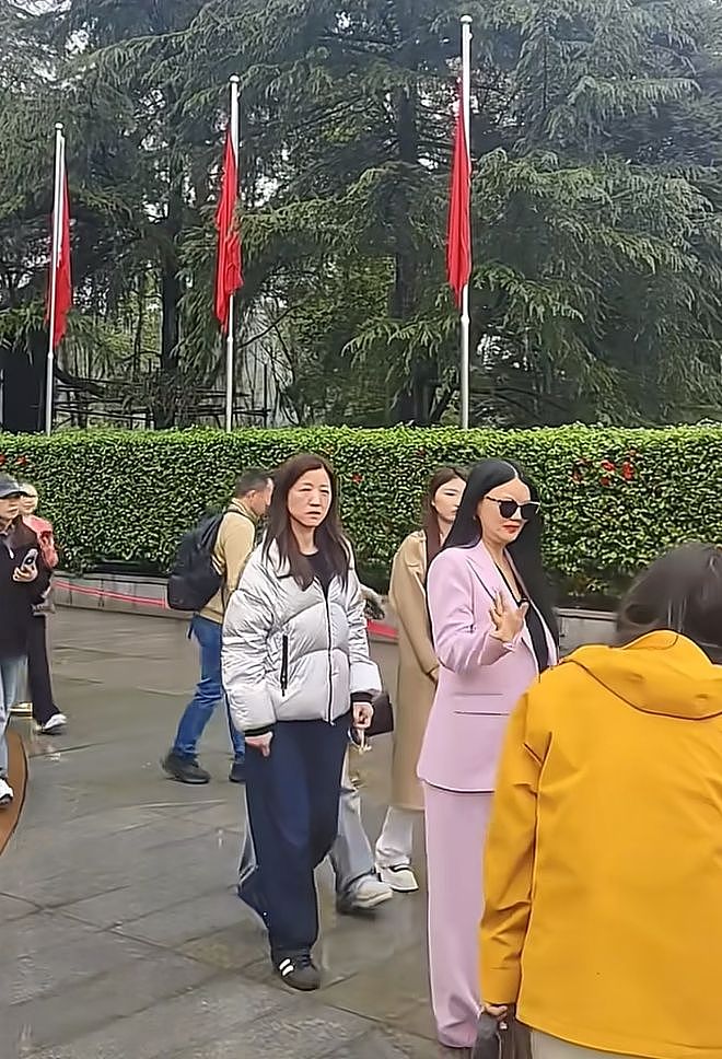 王诗龄母女韶山献花!李湘大变样瘦了20斤,和女儿关系变冷没互动(组图) - 2