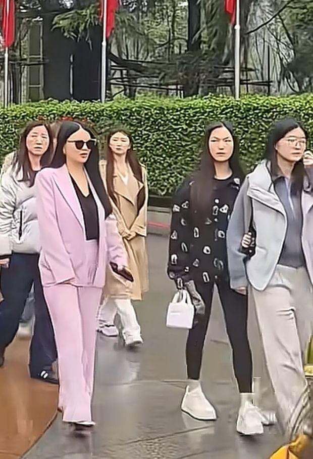 王诗龄母女韶山献花!李湘大变样瘦了20斤,和女儿关系变冷没互动(组图) - 3