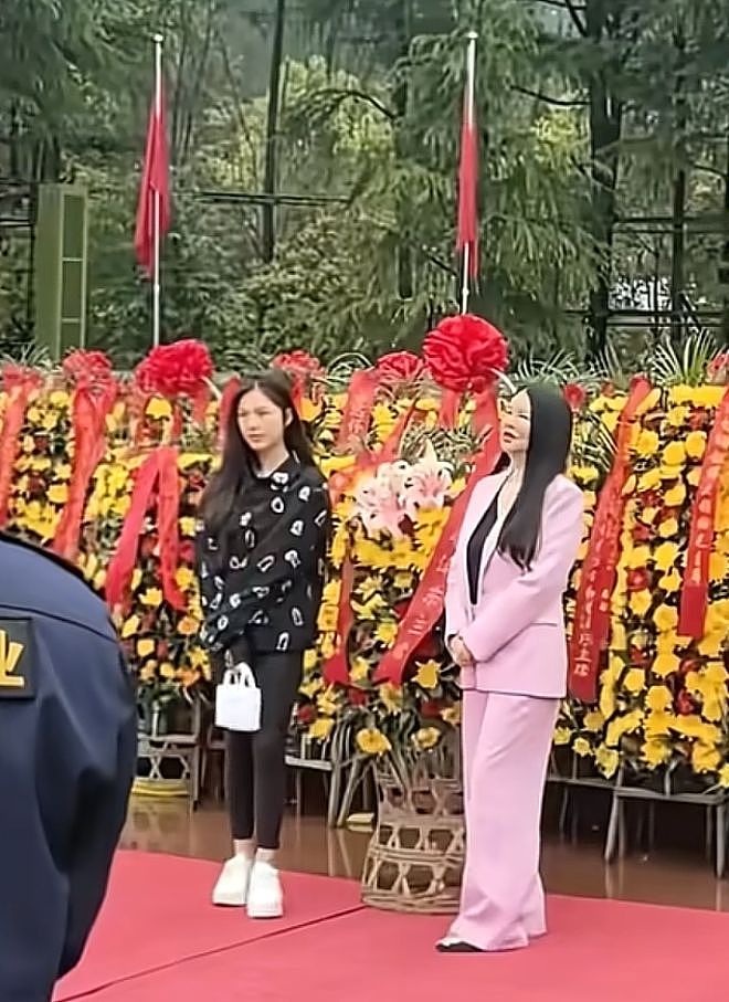 王诗龄母女韶山献花!李湘大变样瘦了20斤,和女儿关系变冷没互动(组图) - 5