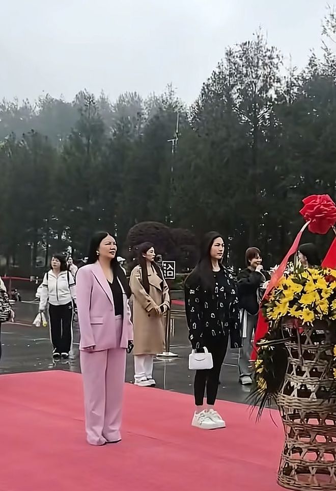 王诗龄母女韶山献花!李湘大变样瘦了20斤,和女儿关系变冷没互动(组图) - 6