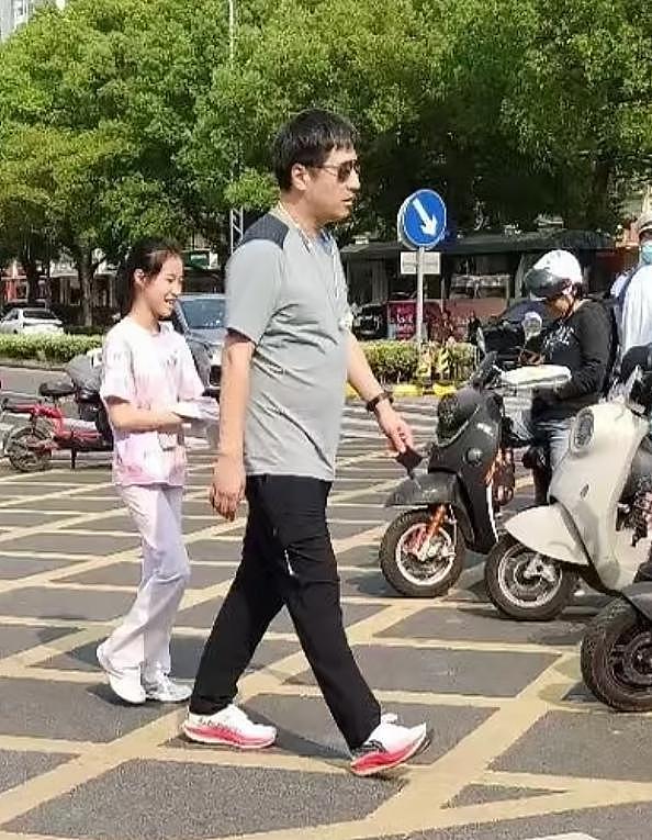 张雪峰去世头七,曝电动车还停在公司楼下!与女儿珍贵合影曝光(组图) - 5