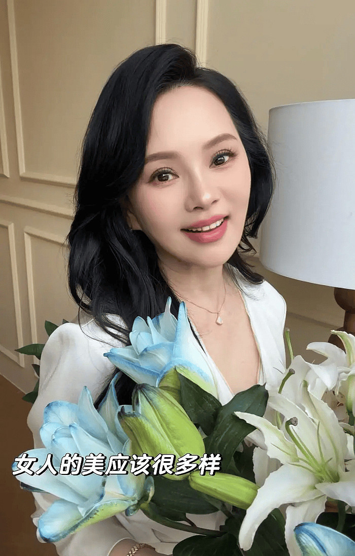 伊能静回应穿短裙被吐槽装嫩:迪士尼是个没有年龄的地方(图) - 1