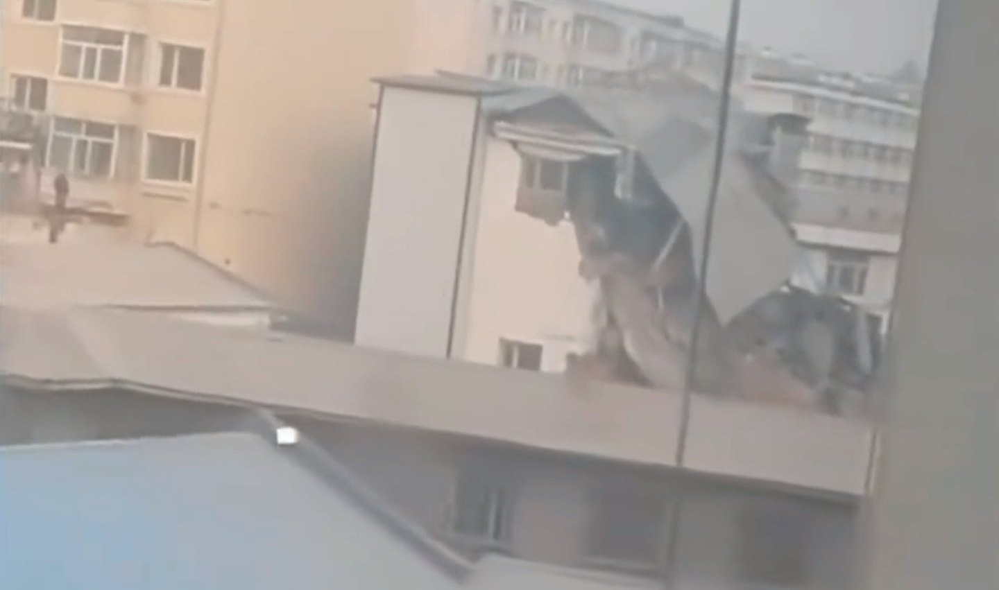 黑龙江一楼房凌晨坍塌致9人被困，2人被救出（组图） - 2