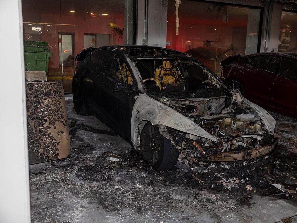 悉尼特斯拉展厅深夜起火烧毁3车，警方捣毁$500万贩毒团伙 - 4