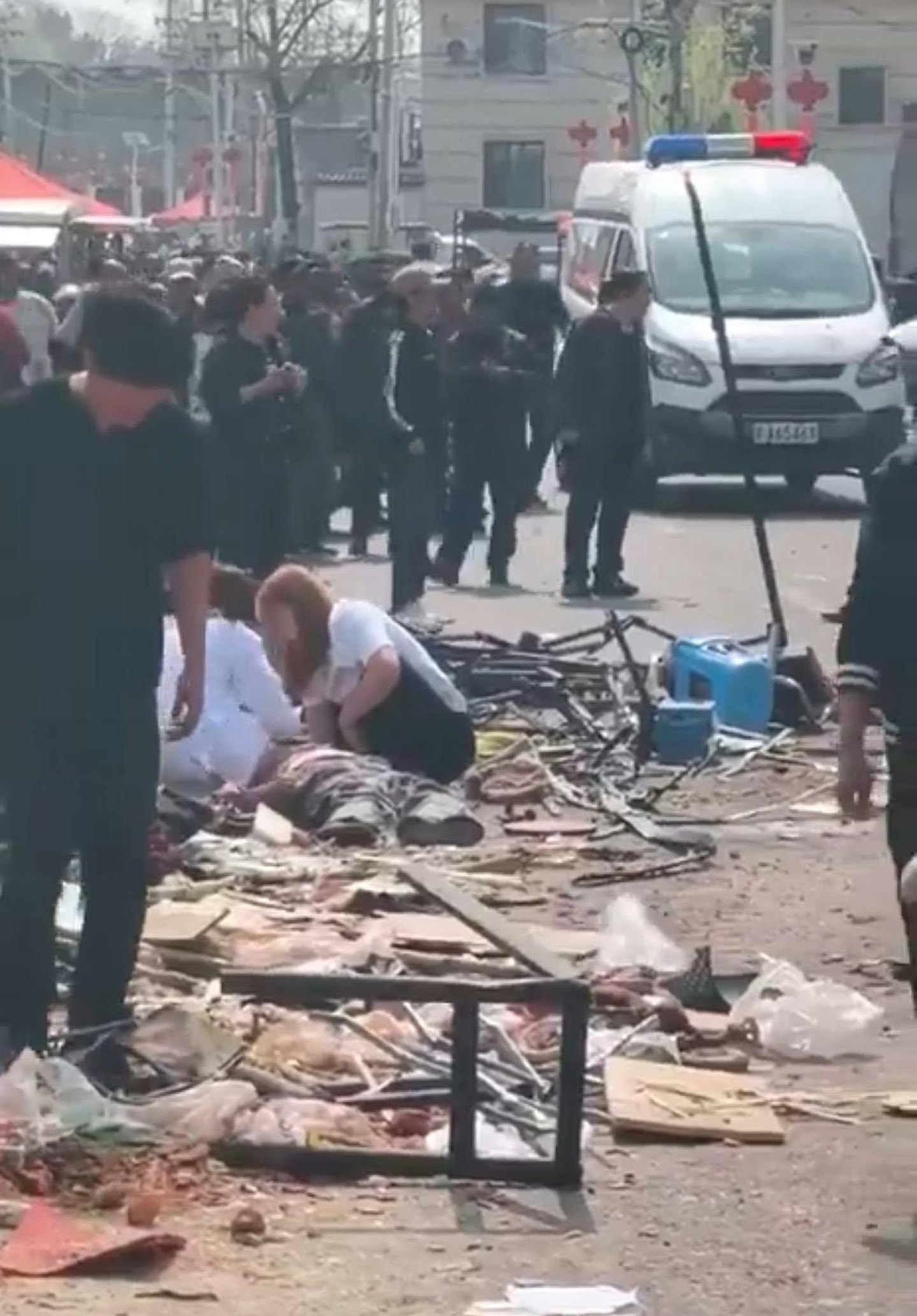 震惊！北京市集惊现重型铲车冲撞人群，目击者称7至8人死亡，司机遭民众拖出暴打 - 3