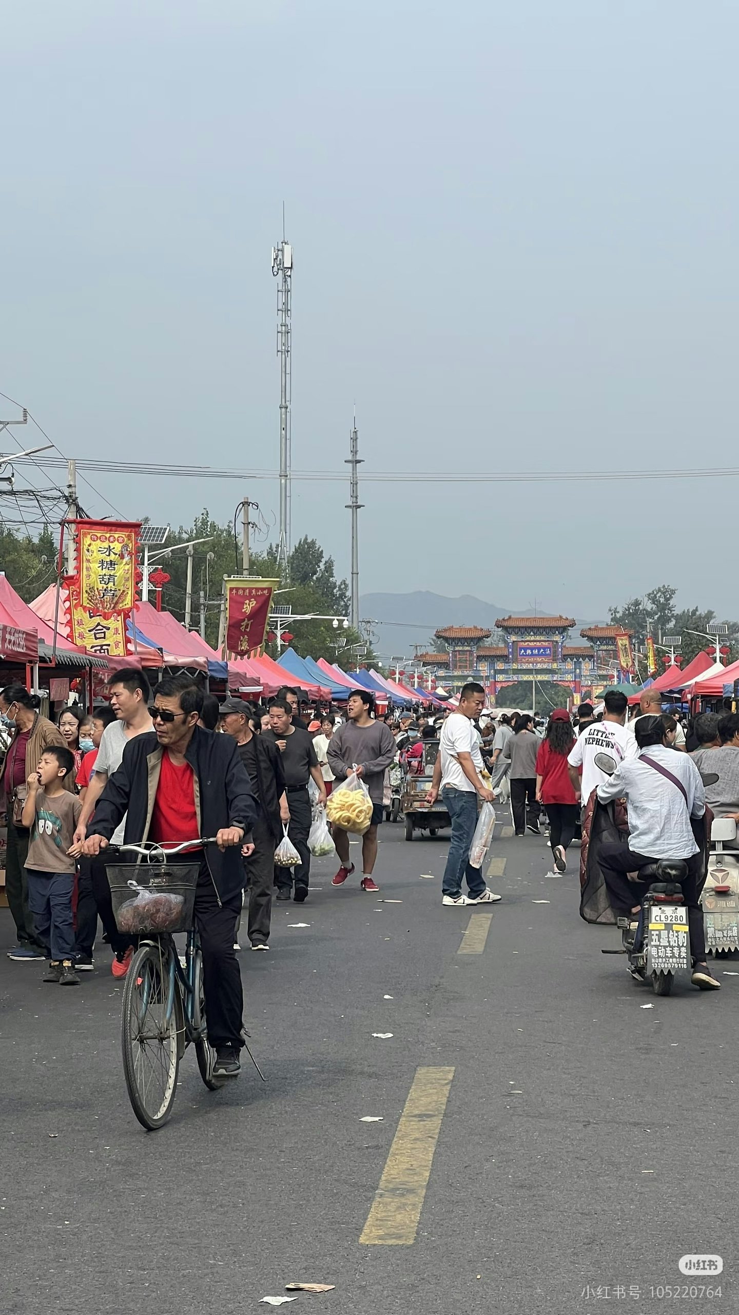 震惊!北京市集惊现重型铲车冲撞人群,目击者称7至8人死亡,司机遭民众拖出暴打 - 5
