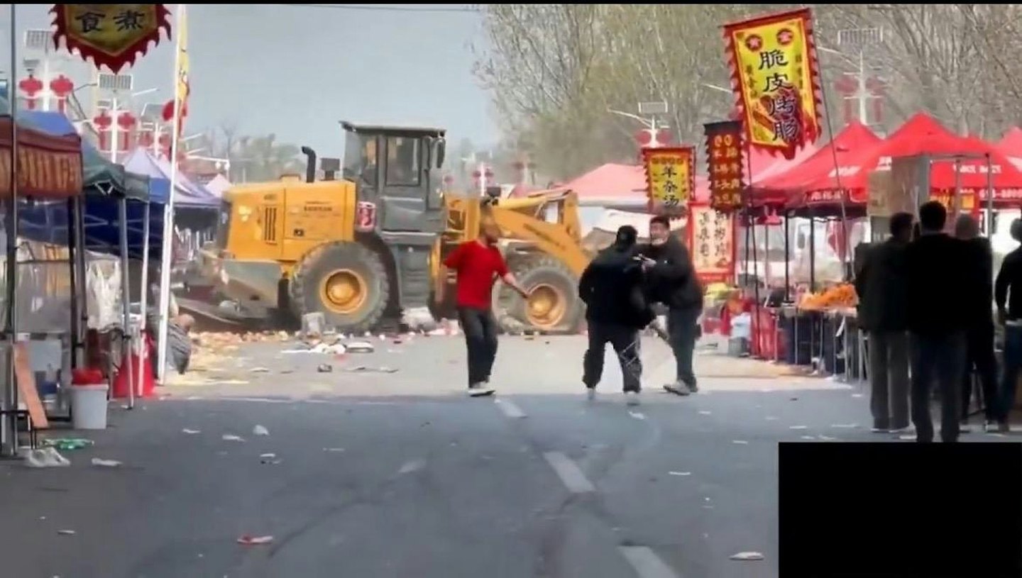 震惊！北京市集惊现重型铲车冲撞人群，目击者称7至8人死亡，司机遭民众拖出暴打 - 11