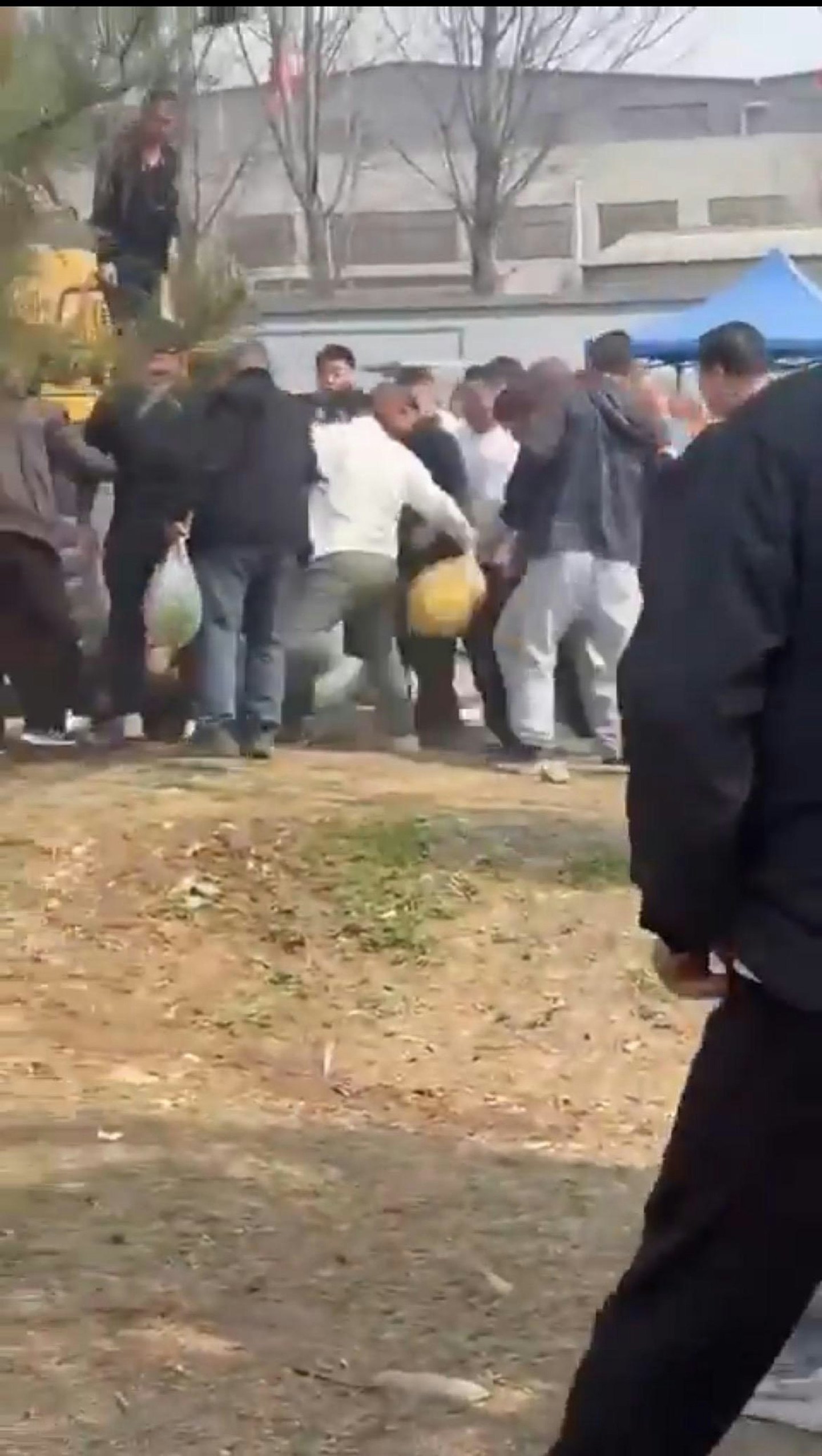 震惊!北京市集惊现重型铲车冲撞人群,目击者称7至8人死亡,司机遭民众拖出暴打 - 20