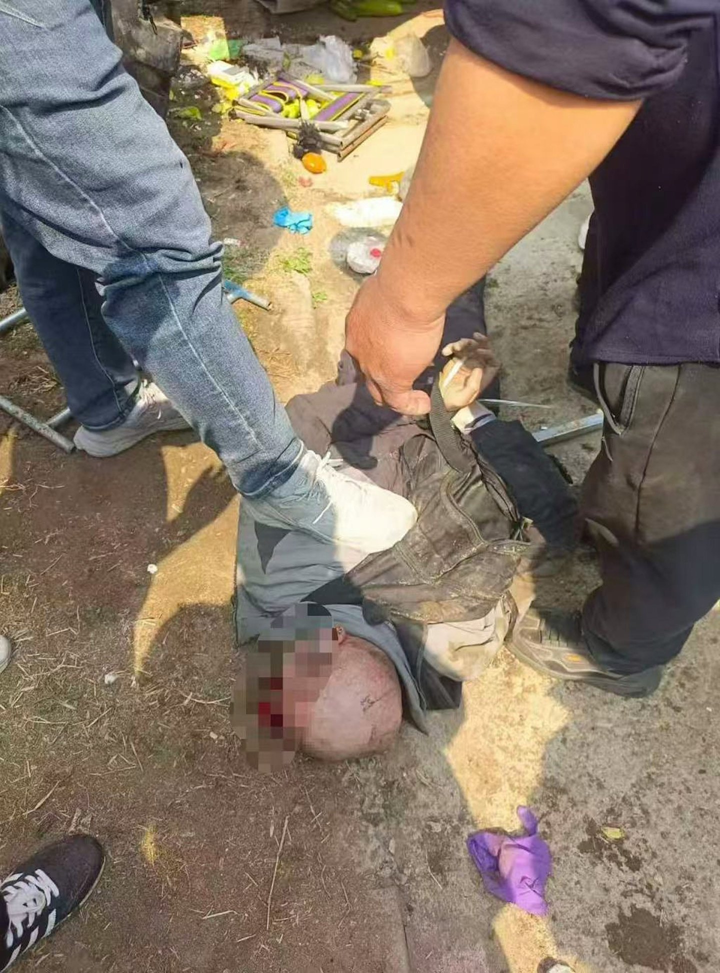 震惊!北京市集惊现重型铲车冲撞人群,目击者称7至8人死亡,司机遭民众拖出暴打 - 22