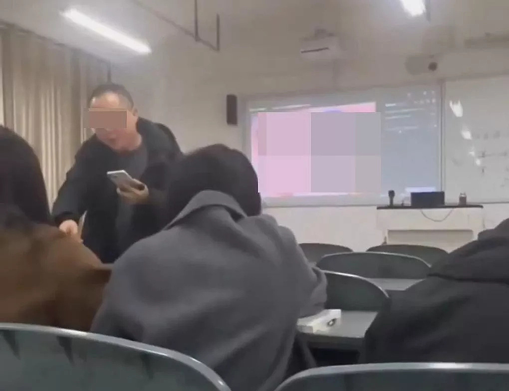 教授课堂误播AV!学生起哄,飞奔关视频后更尴尬(视频/组图) - 1