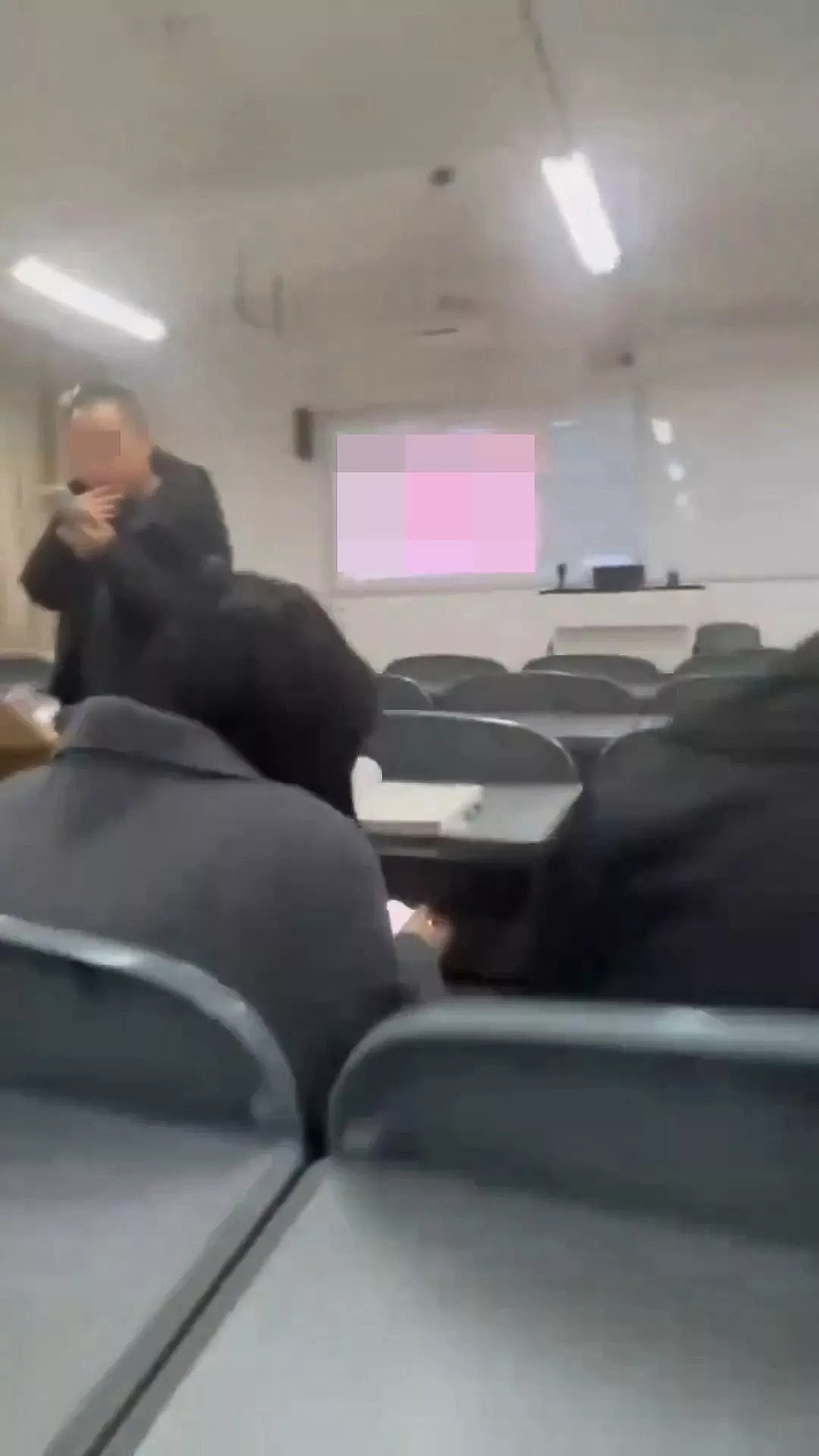 教授课堂误播AV!学生起哄,飞奔关视频后更尴尬(视频/组图) - 2