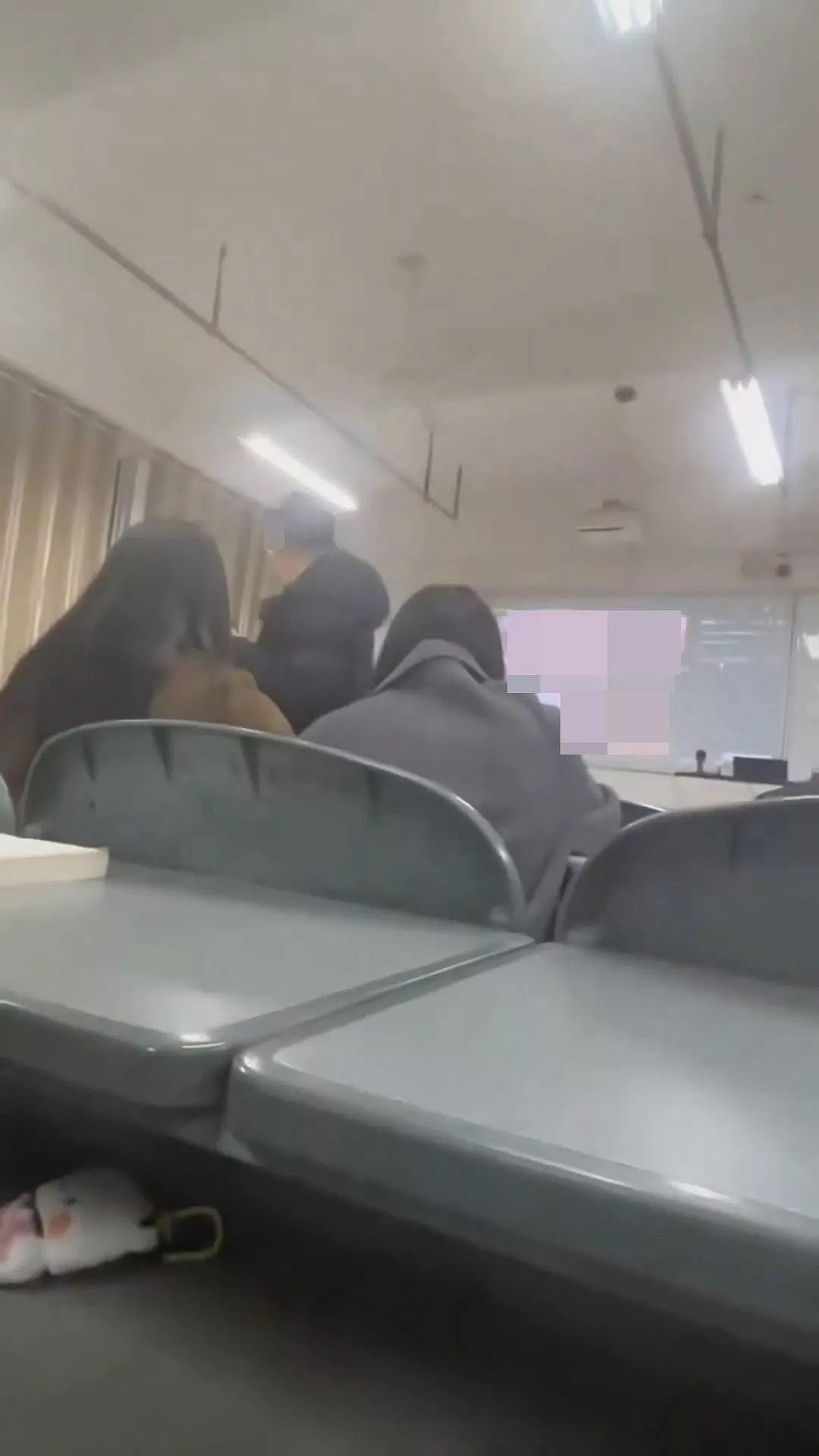 教授课堂误播AV!学生起哄,飞奔关视频后更尴尬(视频/组图) - 3