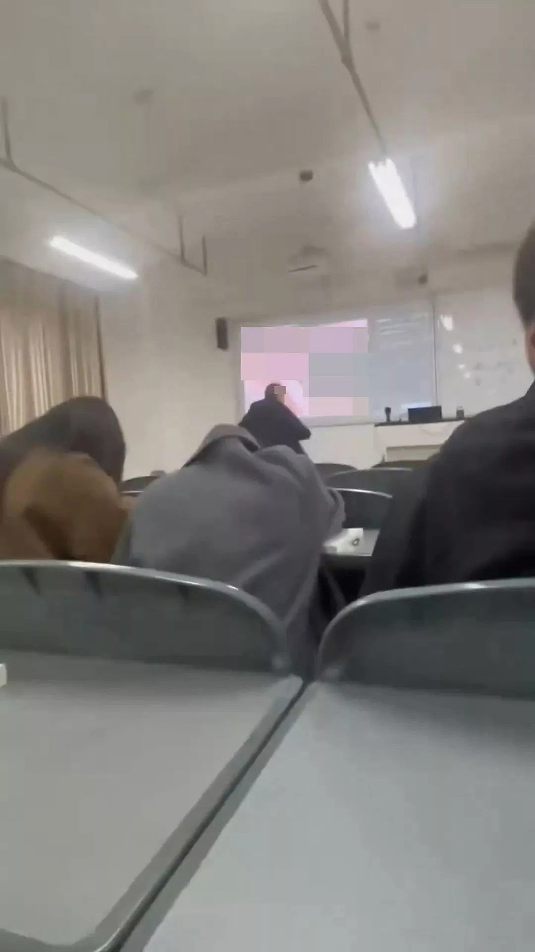 教授课堂误播AV!学生起哄,飞奔关视频后更尴尬(视频/组图) - 4