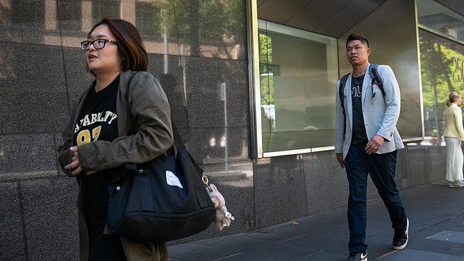 “给$100万才能走！”澳华人夫妇涉奴役61岁老妇，逼其睡车库洗脚还施暴（组图） - 1
