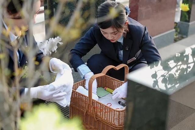 海归00后回国当职业扫墓人!月薪4000每天鞠躬百次,称山上过夜不害怕(组图) - 3